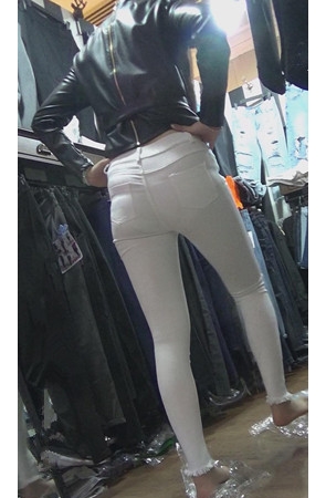 试衣的白裤美女