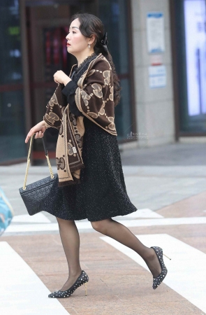 街拍黑丝高跟shufu