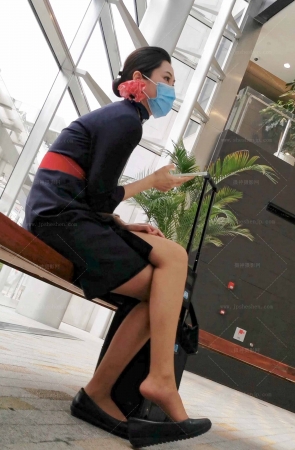 4K视频偶遇东航空姐下班棕色丝袜挑鞋真实震撼