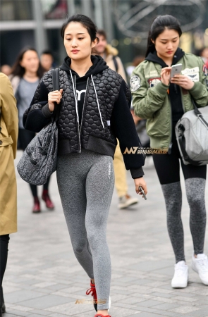 美女魔鬼身材去健身