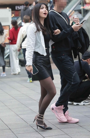 黑丝街拍高跟少妇-17P