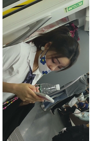 玩手机的小姐姐