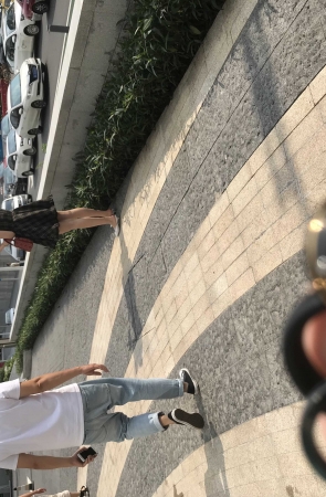 格子连衣裙胸前一抹白