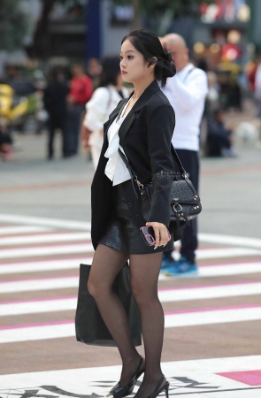 诱惑街拍黑丝高跟少妇-16P