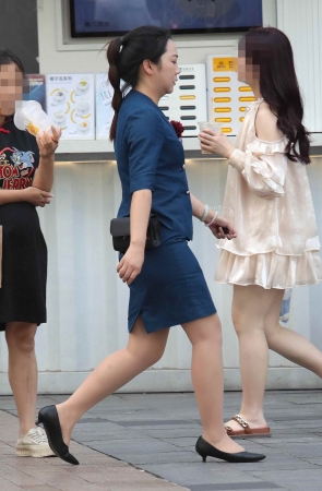 肉丝街拍高跟OL