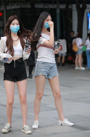 黑色牛仔短裤长腿