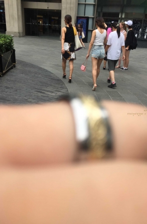 戴墨镜的白色小背心美臀热裤