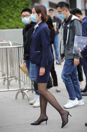 【街拍心灵】宝马销shou街拍黑丝制服美腿哇塞