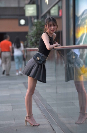 街拍百褶短裙凉高跟美女