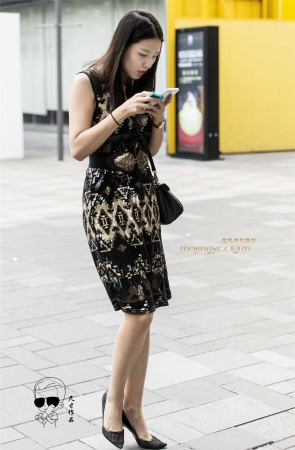 蕾丝裙红底高跟鞋凸显美女性感魅力