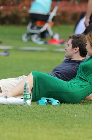 No1661 让你身临其境绿衣女郎脚边，让她的美足穿透屏幕