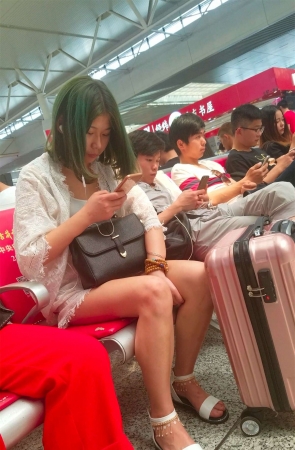 头发染的很个性哦