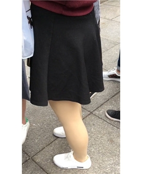 街拍丝袜美腿短裙青春学生妹