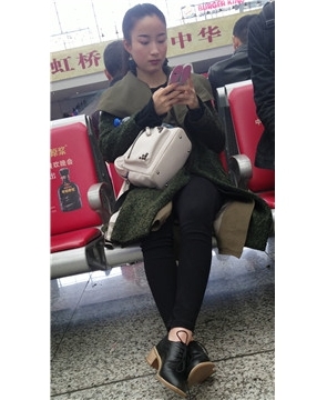 4k-高铁站候车室拍摄清纯甜美长腿女神姐姐