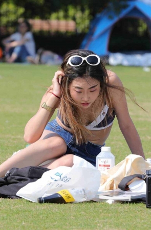 草地上的火辣热牛小姐姐