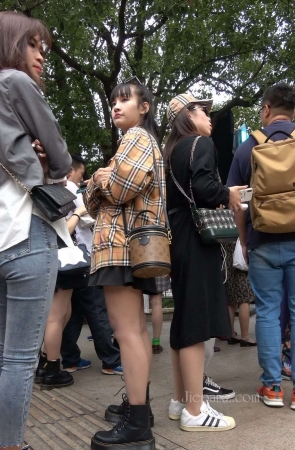 4K – 街拍美腿短裙小妹 [1.24 GB/MP4]