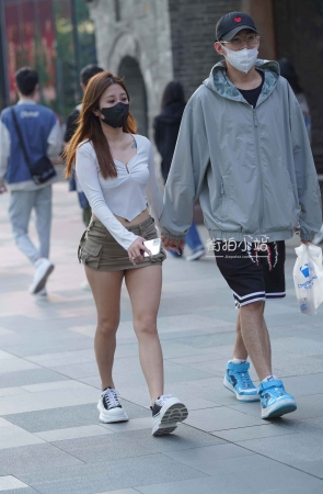 街拍超短裙小女友，春光乍……