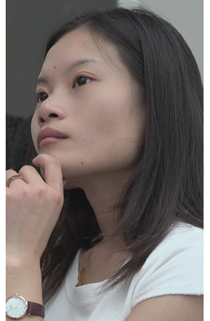 候车室休息的小妹