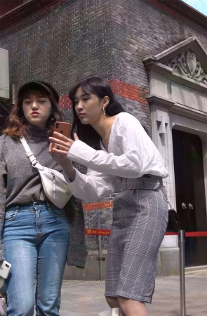 时尚的白衬衫美女