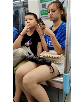 地铁上的可爱少女 [576 MB/MP4]