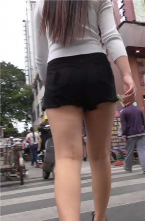 黑色短热牛美眉 [853 MB]