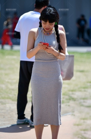 观战棉质长裙美女