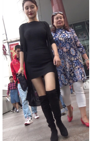 漂亮的黑靴小姐姐