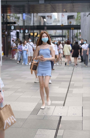 街拍气质蓝色抹胸裙妹子