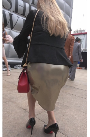 两个一直在拍照的美女小姐姐