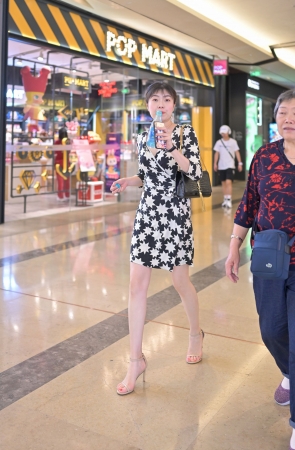 连衣裙高跟美腿好诱惑