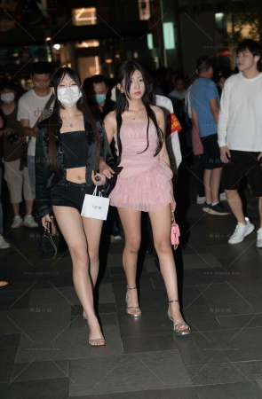 夜拍粉色裙美腿小仙女