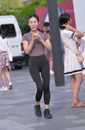 黑色紧身裤翘臀**