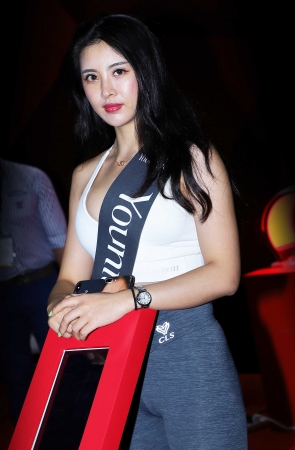 灰色紧身运动裤白色小背心礼仪