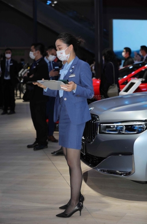 【街拍心灵】宝马黑 丝街拍高跟蓝色制服销shou