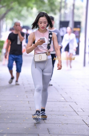 灰白色瑜伽裤美女