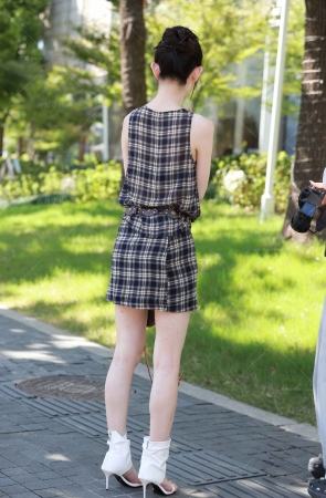 格子裙美女