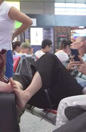 光滑的足底悄悄露出了