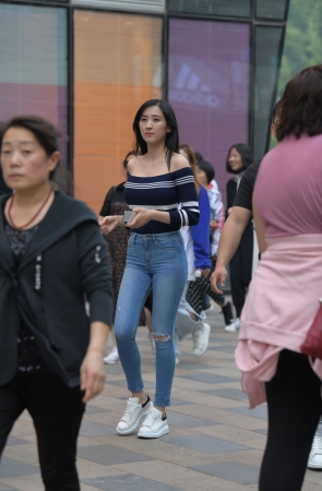 漂亮的牛仔紧身裤美女