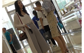 4k-街拍亭亭玉立甜美小姐姐的纤细玉足高跟