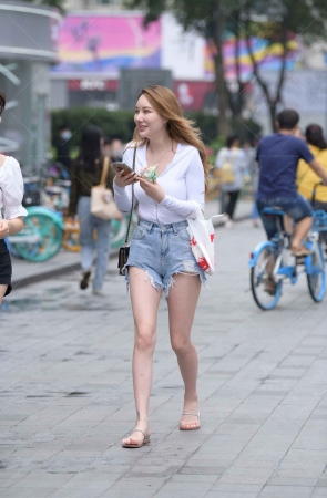 街拍美腿牛仔热裤美眉