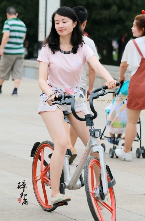 骑单车的短裤小姑娘