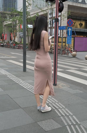 丰满紧身连衣包屯裙美女