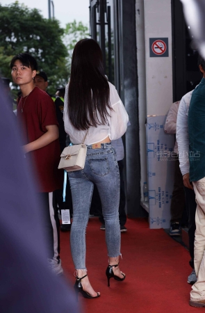 对白衬衫配牛仔裤的美眉毫无抵抗力