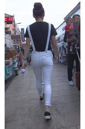 白色背带紧身裤妹子