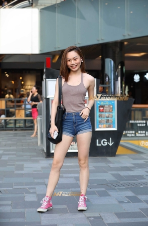 小背心，小月牙热裤MM