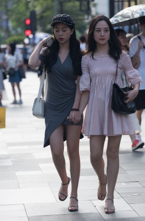 灰色短裙美女身材好