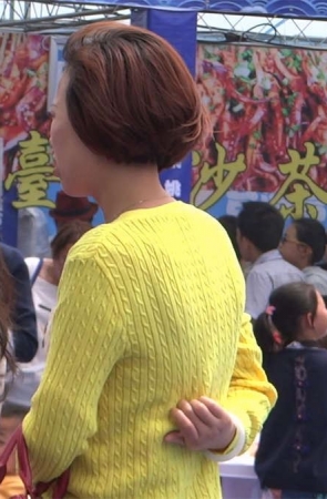 红色短裤肉色丝袜性感的少妇