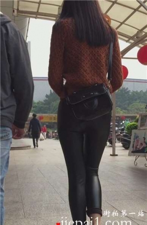 街拍紧身皮裤美腿青春活力美女 [373 MB]