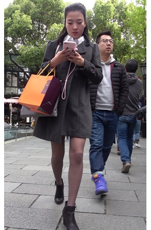 玩手机的黑丝妹子