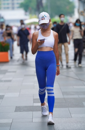 蓝色紧身裤小妹